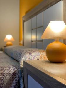 eine Lampe auf einem Tisch neben einem Bett in der Unterkunft Apartamento Rural Lago Enol in Cangas de Onís