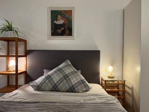 Un pat sau paturi într-o cameră la Einzigartiges Apartment in toller Altstadt by Rabe - free Netflix & Coffee-Bar