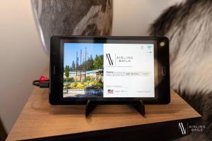 einem Tablet-Computer auf einem Tisch auf einem Bett in der Unterkunft Heavenly Mountain Hideaway, Pool, Hot Tub in Radium Hot Springs
