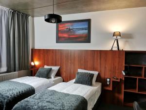 um quarto de hotel com duas camas e uma foto na parede em Paderewskiego 9 Aparth em Leszno