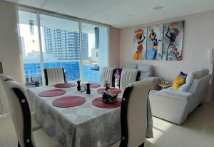 ein Esszimmer mit einem Tisch und Stühlen sowie ein Zimmer mit in der Unterkunft The Clover Suite in Cartagena de Indias