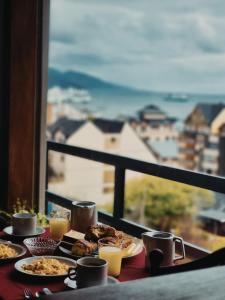 烏斯懷亞的住宿－FLOR AUSTRAL，一张带食物盘的桌子,享有海景