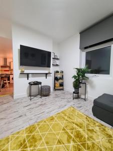 uma sala de estar com uma televisão de ecrã plano na parede em Beautiful Apartment - up to 4 guests - Leicester City Centre . Free WIFI em Leicester