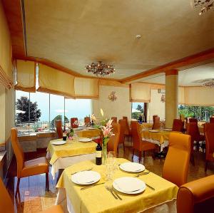 A restaurant or other place to eat at Albergo Sole