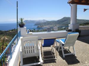 2 stoelen op een balkon met uitzicht op de oceaan bij Pomelia in Lipari