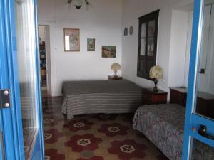 een kleine slaapkamer met een bed en een spiegel bij Pomelia in Lipari