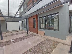 ein Haus mit einem Fenster und einem Gebäude in der Unterkunft Hermoso Departamento En Lujan De Cuyo Mendoza in Ciudad Lujan de Cuyo