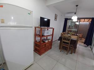 盧漢德庫約的住宿－Hermoso Departamento En Lujan De Cuyo Mendoza，厨房以及带冰箱和桌子的用餐室。