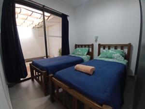 2 camas individuales en una habitación con ventana en Hermoso Departamento En Lujan De Cuyo Mendoza en Luján de Cuyo