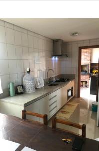 a kitchen with a sink and a counter top at Apartamento encantador in Itapoa