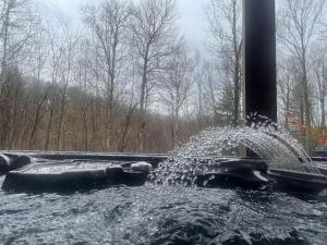 BRAND NEW HOT TUB, watch it snow in warmth, relax, sip coffee and wine, reconnect and unplug