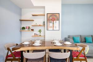 Encorp Strand Residences by Airhost في كوتا دامانسارا: غرفة طعام مع طاولة وكراسي خشبية