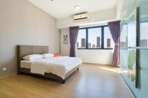 Postel nebo postele na pokoji v ubytování Encorp Strand Residences by Airhost + 37 fotografií