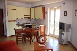 Кухня или мини-кухня в Residence Gioiosa Marea
