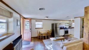 Una sala de estar con un sofá y una cocina. en Pack Creek ~ Creekside West, en Moab