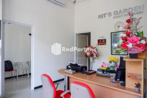 Ο χώρος του λόμπι ή της ρεσεψιόν στο Rit's Garden At CitraGrand Semarang Mitra RedDoorz