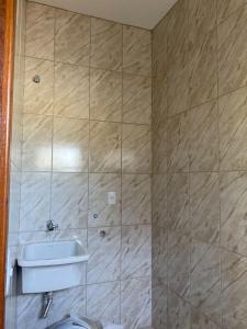 bagno con doccia, lavandino e servizi igienici di FÉRIAS EM FLORIPA, ILHA DA MAGIA! a Florianópolis