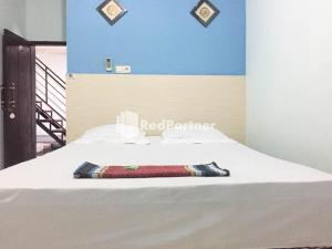 PalopoにあるWisma Andini Palopo RedPartnerのベッド(タオル付) +18枚の写真