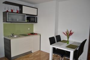 Una cocina o zona de cocina en Apartments Zadar 4 You