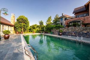 a swimming pool in front of a building at Z Villa Tam Đảo - Venuestay in Vĩnh Phúc