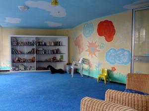 a room with a cat laying on the floor at Hotel Playa Blanca in Duna Verde