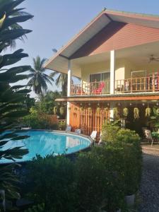 uma casa com uma piscina em frente em Bed & Breakfast To-Co em Sichon