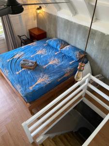 Voodi või voodid majutusasutuse Saho Coffee & Rooms toas