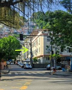 una calle de la ciudad con un objeto amarillo en el aire en Quitinete ACONCHEGANTE en Río de Janeiro