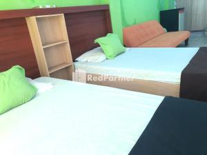 Postel nebo postele na pokoji v ubytování Seungit Syariah Inn Tebet Mitra RedDoorz + 3 fotografie