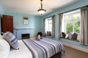 ホバートにあるMaison del Marの青いベッドルーム(ベッド1台、暖炉付)
