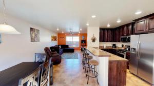 uma cozinha e sala de estar com um frigorífico de aço inoxidável em Slick Rock Reserve #12A3 em Moab