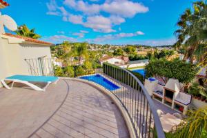 ベニッサにあるEstrella - holiday home with stunning views and private pool in Benissaのバルコニー(椅子、スイミングプール付)