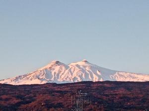 a snow covered mountain on top of a hill at La Casa Dei Cestai in Linguaglossa