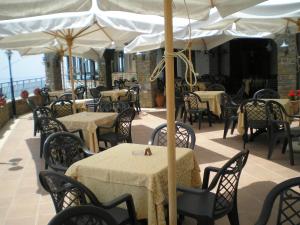 A restaurant or other place to eat at Hotel Sirena