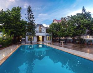 A piscina localizada em SaffronStays Anugraha, Lonavala - pet-friendly pool villa near Wet N Joy water park ou nos arredores