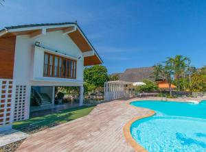 Bazén v ubytování Bangsaphan Resort nebo v jeho okolí