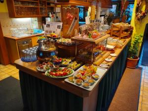 uma linha de buffet com muitos tipos diferentes de alimentos em Dorfstube em Holzgau