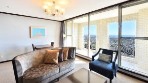 御前崎市にある静岡カントリー浜岡コース＆ホテルのリビングルーム(ソファ、椅子、窓付)