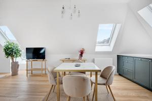 ein Esszimmer mit Tisch und Stühlen in der Unterkunft Sanders Regent - Adorable One-Bedroom Apartment Near Central Square in Kopenhagen