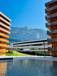 un edificio con piscina frente a él en Ferienwohnung 3,5 Zimmer direkt an Ski- und Bikepiste, en Flims