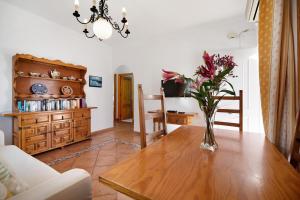 A seating area at Caracola Apartment