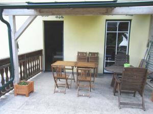 einen Holztisch und Stühle auf einer Terrasse in der Unterkunft Zwettltalblick in Zwettl Stadt