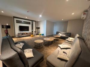 Posezení v ubytování NEW!! Loving Night Novo 2BR 4-9pax I Jonker I Netflix I Family