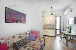 La terrazza di Loredana في لوانو: غرفة معيشة مع أريكة وطاولة