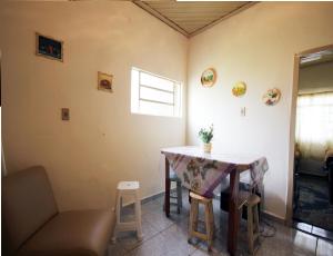 Cette chambre comprend une table, une chaise et un canapé. dans l'établissement Casa Pagotto, à Olímpia 4 autres photos