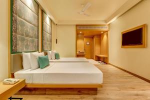 una camera da letto con un letto grande in una stanza di Lemon Tree Premier, Bhubaneswar a Bhubaneshwar