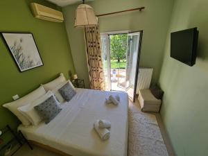 ein Schlafzimmer mit einem großen Bett mit Handtüchern darauf in der Unterkunft Corfu Dream Holidays Villa Rania in Gouvia