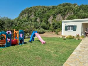 eine Gruppe von Kinderspielplätzen auf einem Hof in der Unterkunft Corfu Dream Holidays Villa Rania in Gouvia