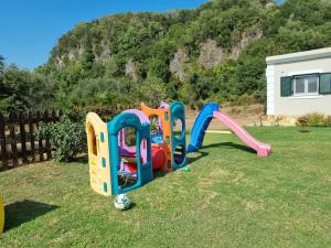 einen Spielplatz im Gras im Hof in der Unterkunft Corfu Dream Holidays Villa Rania in Gouvia