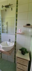 ein Badezimmer mit Waschbecken und Spiegel in der Unterkunft Corfu Dream Holidays Villa Rania in Gouvia + 46 Fotos